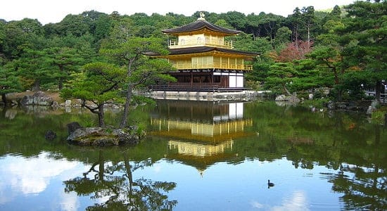 Pergi-ke-Kuil-Kinkakuji-saat-Liburan-di-Kyoto