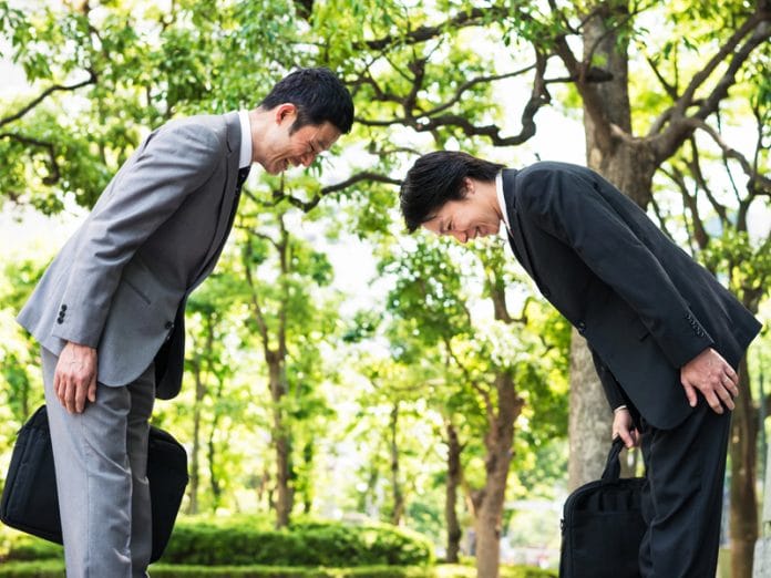 Orang Jepang Membungkuk sebagai Salam Perkenalan