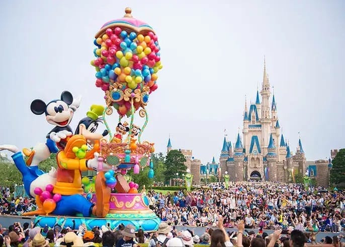 Suasana liburan ke Disneyland Jepang.