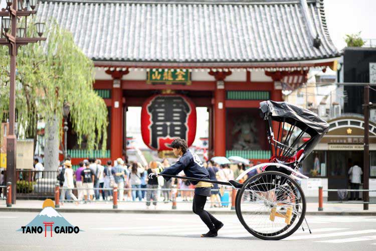 Naik Jinrikisha di Kuil Sensoji