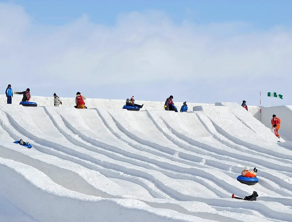 Bermain Seluncuran di Sapporo Snow Festival Hokkaido