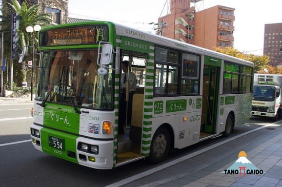 Green bus untuk berkeliling sekitar Stasiun Hakata