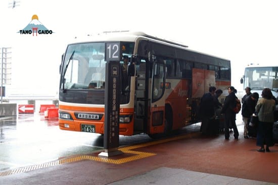 Halte keberangkatan Limousine Bus di Terminal 1 Narita (nomor 12)