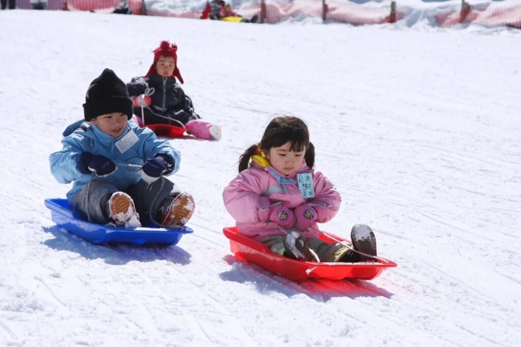 Anak-anak Bermain di Fujiten Snow Resort