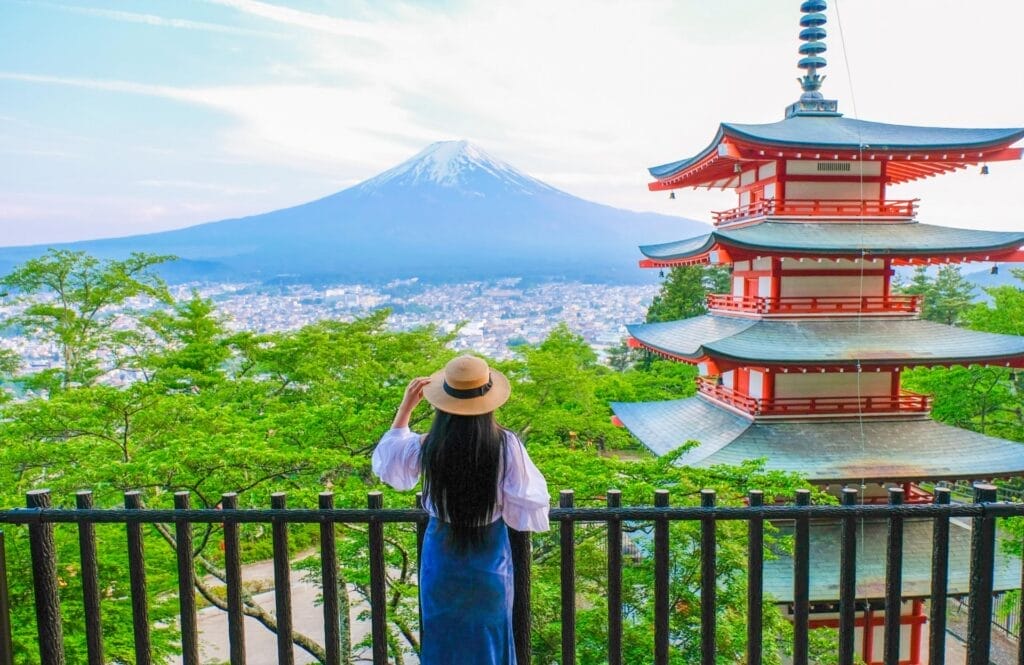 Keindahan Berfoto di Chureito Pagoda