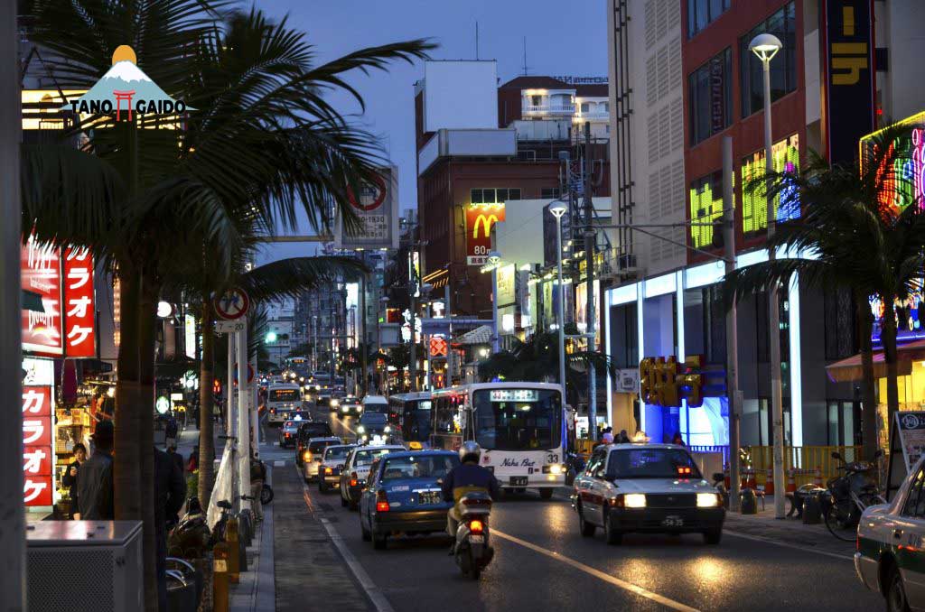 Suasana Malam Hari di Naha Okinawa