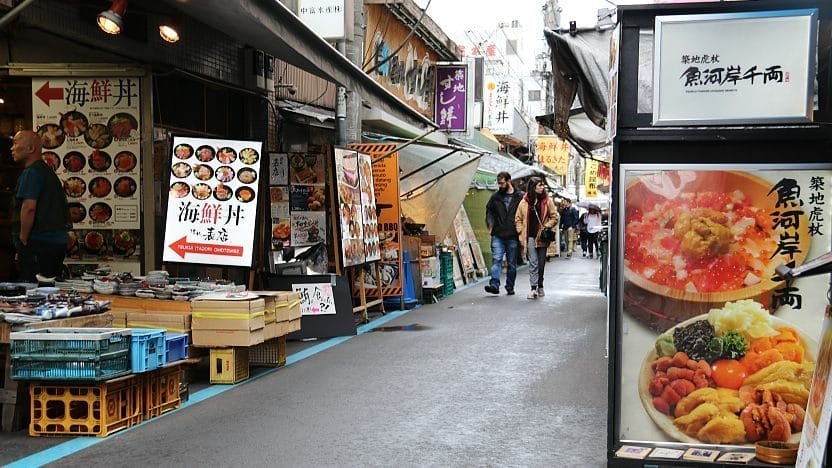 Menjelajah di Tsukiji Outer Market