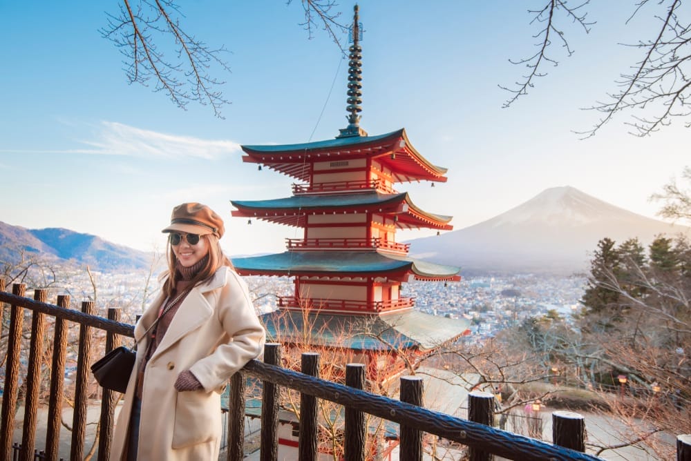 Berpose di Chureito Pagoda