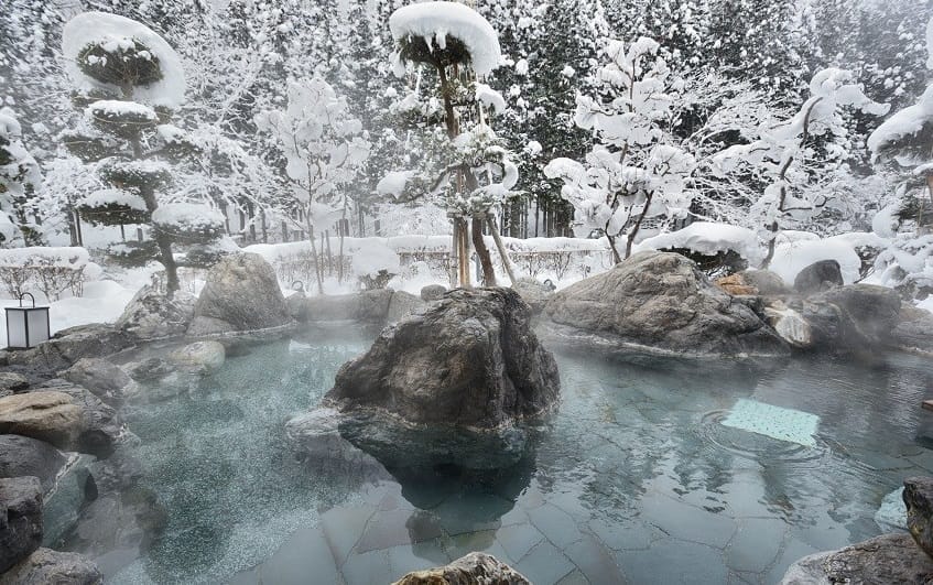 menikmati onsen saat musim salju di jepang