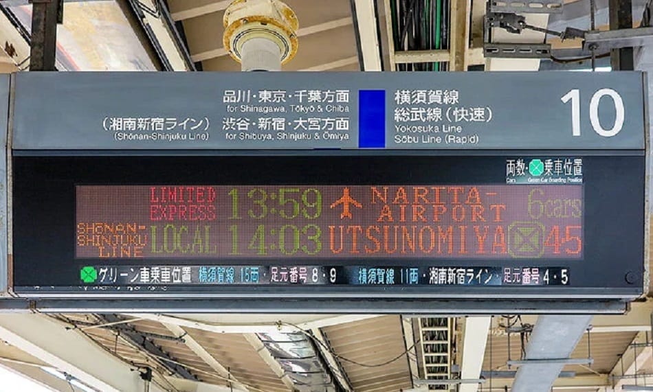 Informasi keberangkatan di Peron 10 Stasiun Yokohama